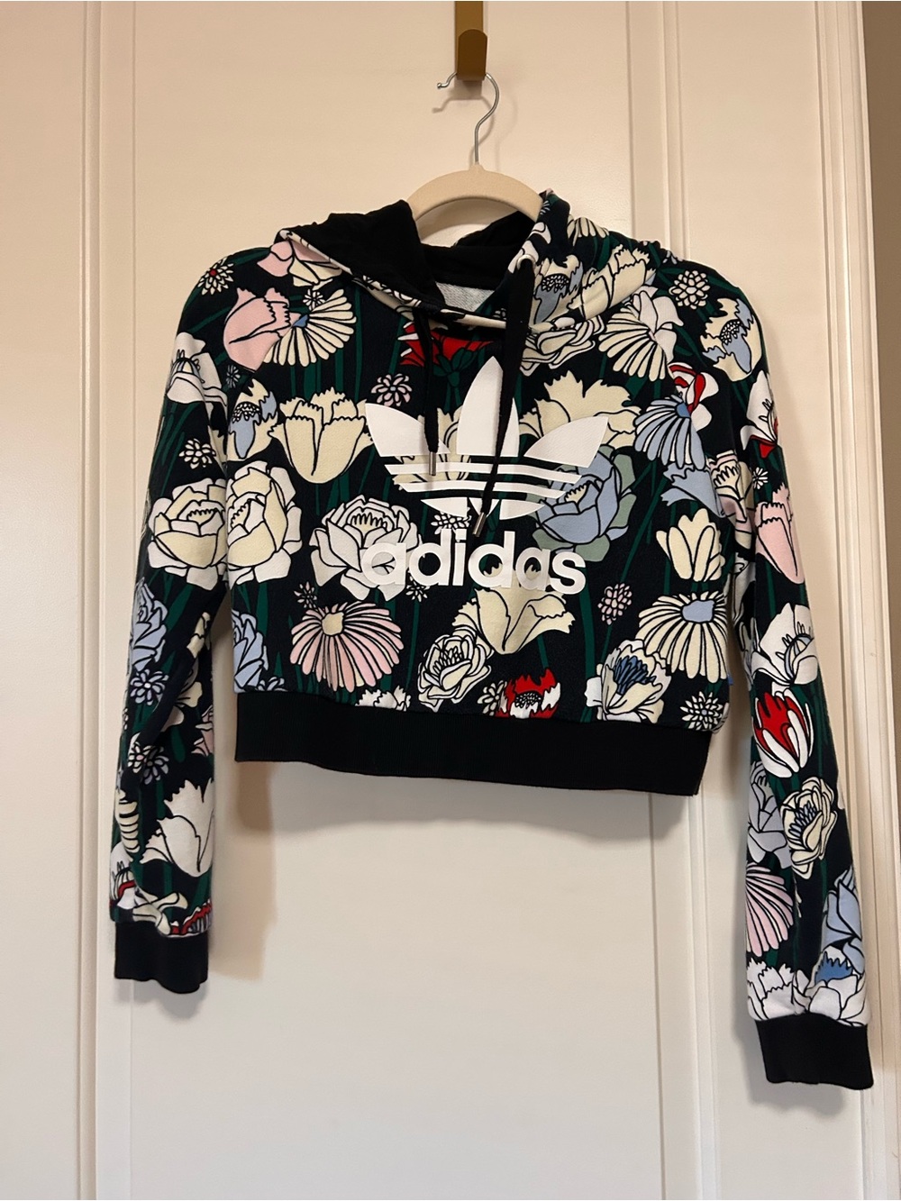 💙🌸🖤adidas Cropped Black Floral Hoodie with White Logo 🖤🌺💙